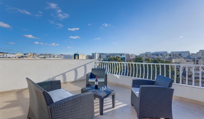 Centric and Modern Penthouse close to Amenities