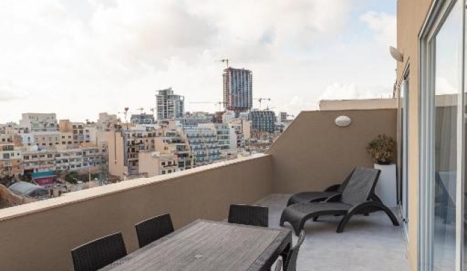 3BR Penthouse - King size bed, outdoor space + BBQ