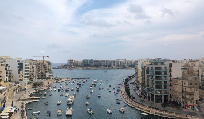 Sea view apartment overlooking Spinola Bay