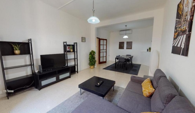 St Julians - Balluta Bay large 3 bedroom apartment