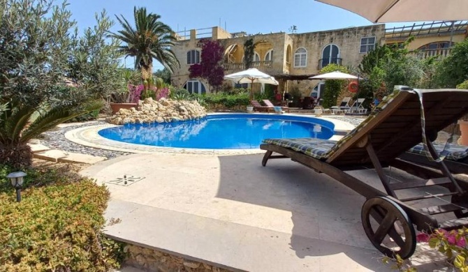 Dar Ta' Xmun - idyllic farmhouse with pool, garden, seaview & sunset