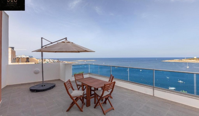 High Floor seafront Penthouse, OPP beach & WIFI AC