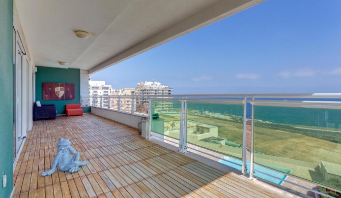 Seafront Apartment in Sliema with Pool, Upmarket Complex