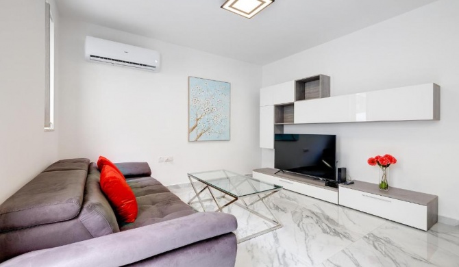 Cosy Apartment steps to St George's Bay