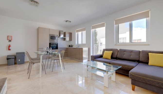 Deluxe Apartment steps to St George's Bay