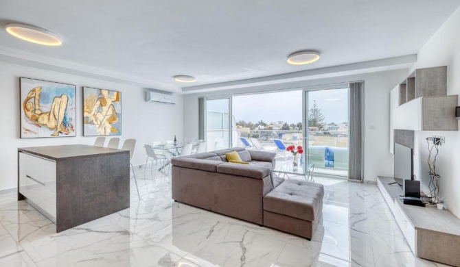 Fabulous Penthouse close to St George's Bay