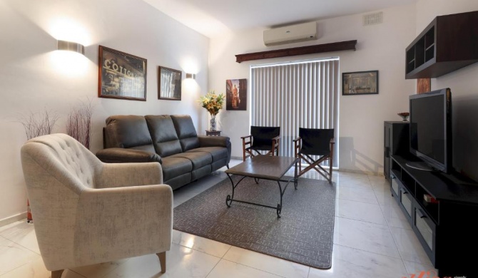 Spacious Central 2 Bedroom Retro Apartment