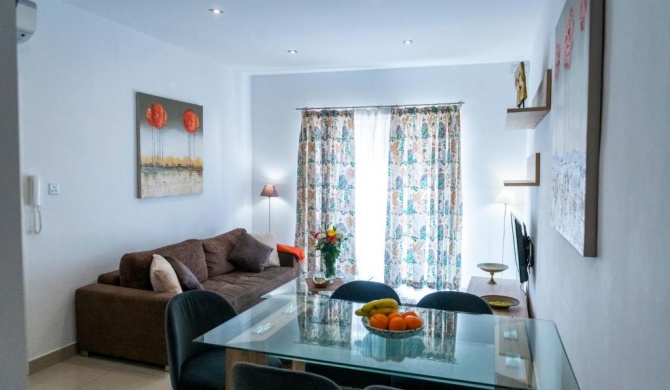 Rua Cosy Apartment Sliema (3 Bedroom 2 Bathroom), 2 mins walk from sea