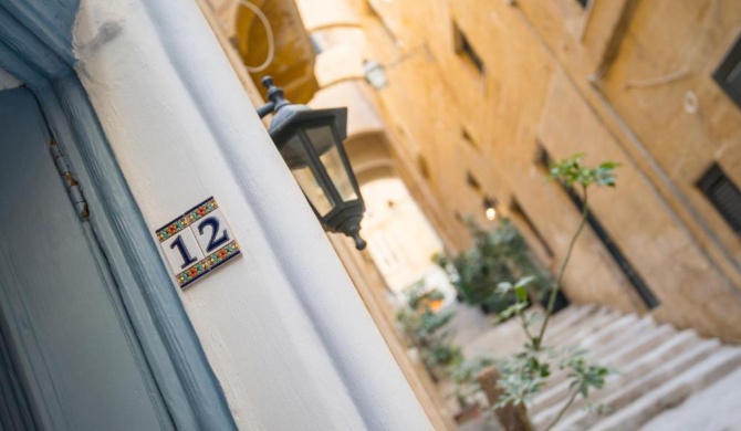 Valletta most central studio apartment 16th-Century building