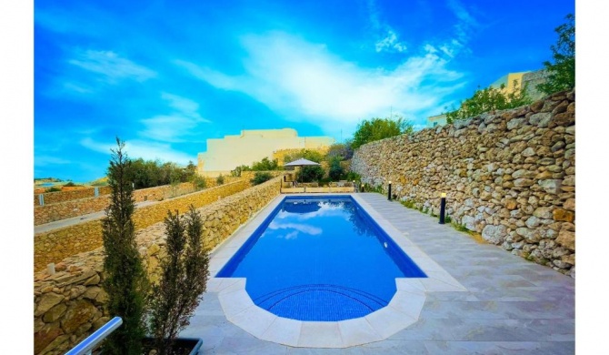 Siku Gozitan house with Pool & Hot tub - Happy Rentals