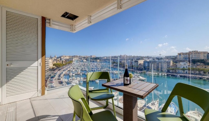 Stunning 3BR Apartment with Marina Views