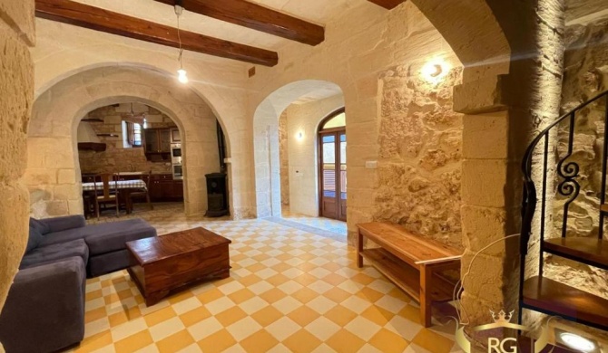 DGL1052 - Renovated, house of character with traditional features, sleeps 6, in peaceful and scenic Dingli