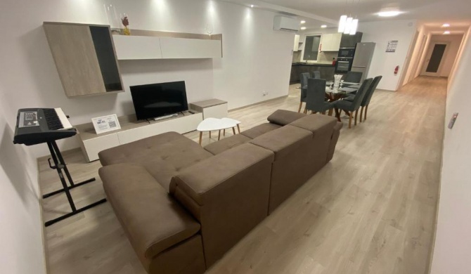 Modern Apartment with Large Outdoor Area - Sleeps 6, Close to Malta International Airport