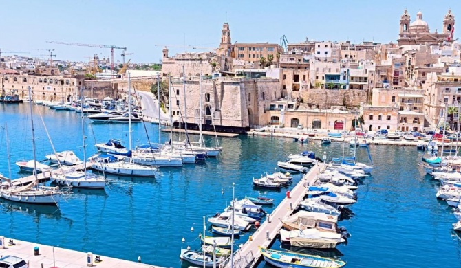 Vittoriosa' Seafront 2 Bed Highly Furnished Apartment