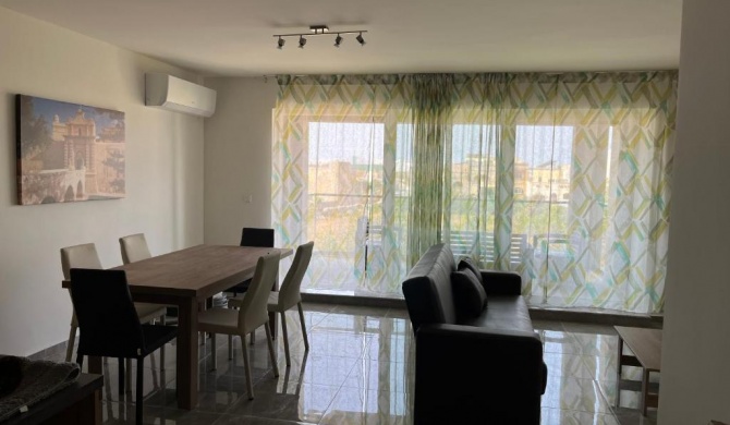 3 Bedroom Apartment - Walking distance from Airport