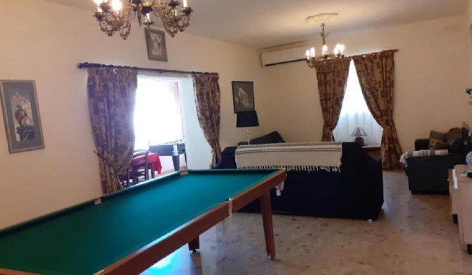 Huge VILLA Garden Terraces WIFI Billiards Table-Soccer Washer