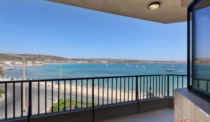 Seafront 2 Bedroom Apartment overlooking Bay