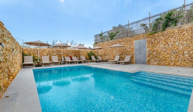 Ultra-Modern 3BR w/Pool + AC Near Ramla Bay & Cave