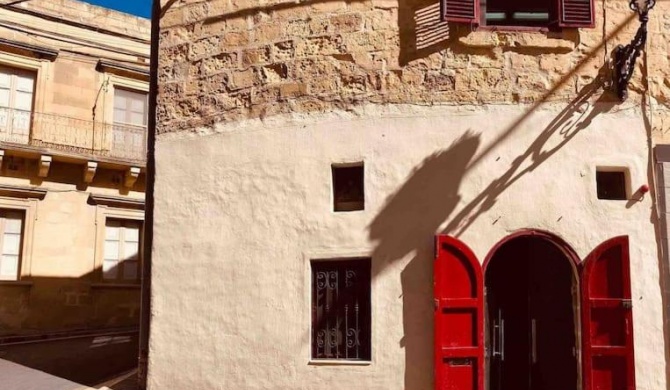 300yr old, stylish home in Victoria city Centre