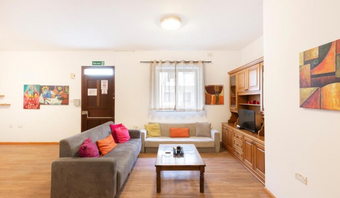 SF2 - Lovely and spacious 2 bedroom maisonette.