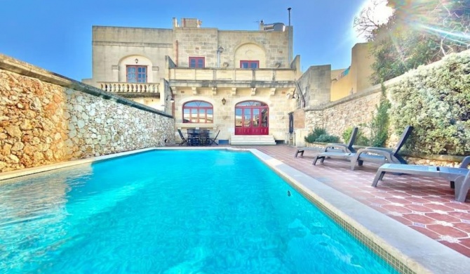 Villa Rossa Gozo - 5 bedroom ensuite with pool & jacuzzi