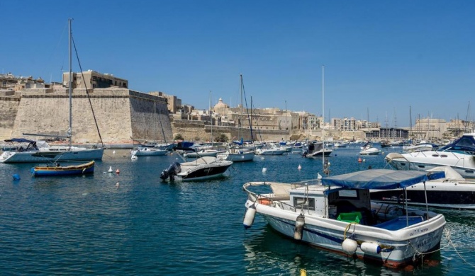 Kalkara's Seafront Flat 30mins from Valletta City!