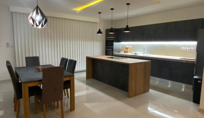 Modern, Spacious, 3 Bedroom Apartment near Malta International Airport