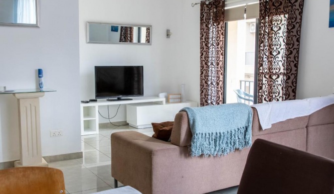 Spacious 3-bedroom apartment 30 seconds from sea